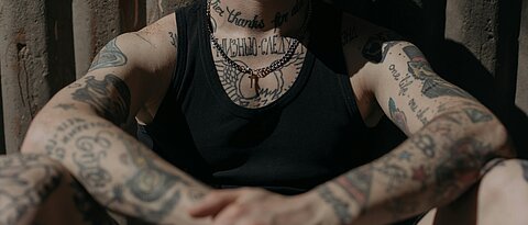 Mann mit Tattoos